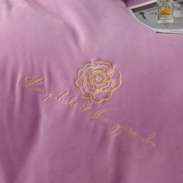 91家纺网 家纺一手货源 找家纺 优家居 2025新品240克高克重牛奶绒韩版牛奶绒夹棉床裙三件套冬季直播爆款 东方韵-紫色