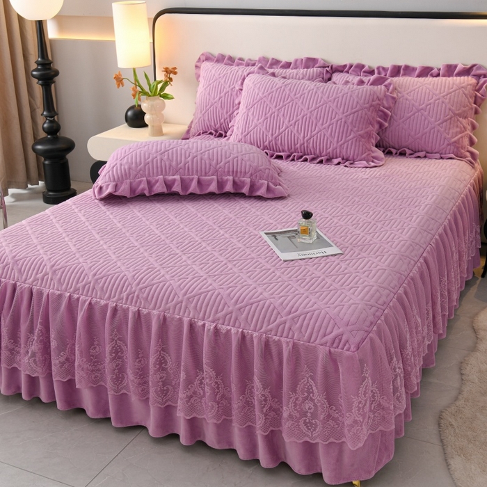 91家纺网 家纺一手货源 找家纺 优家居 2025新品240克高克重牛奶绒韩版牛奶绒夹棉床裙三件套冬季直播爆款 东方韵-紫色