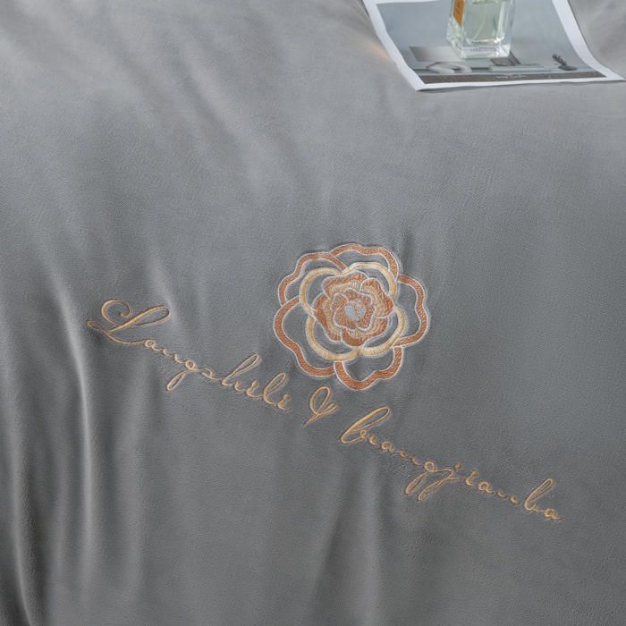 91家纺网 家纺一手货源 找家纺 优家居 2025新品240克高克重牛奶绒韩版牛奶绒夹棉床裙三件套冬季直播爆款 东方韵-灰色