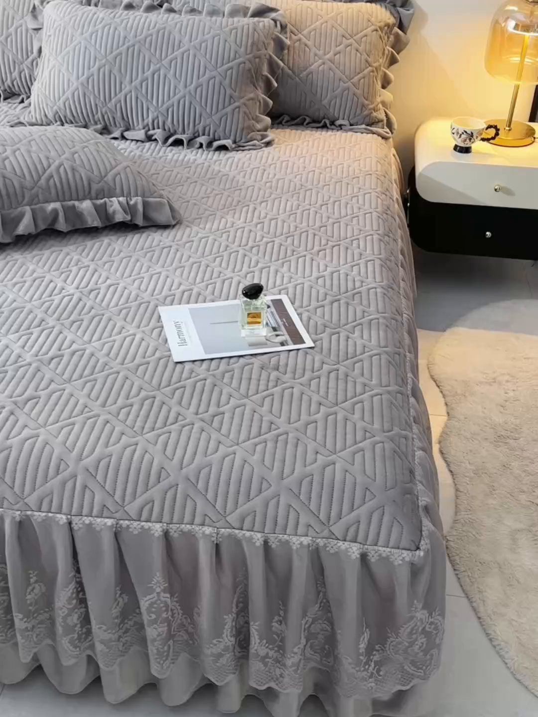 91家纺网 家纺一手货源 找家纺 优家居 2025新品240克高克重牛奶绒韩版牛奶绒夹棉床裙三件套冬季直播爆款 东方韵-灰色