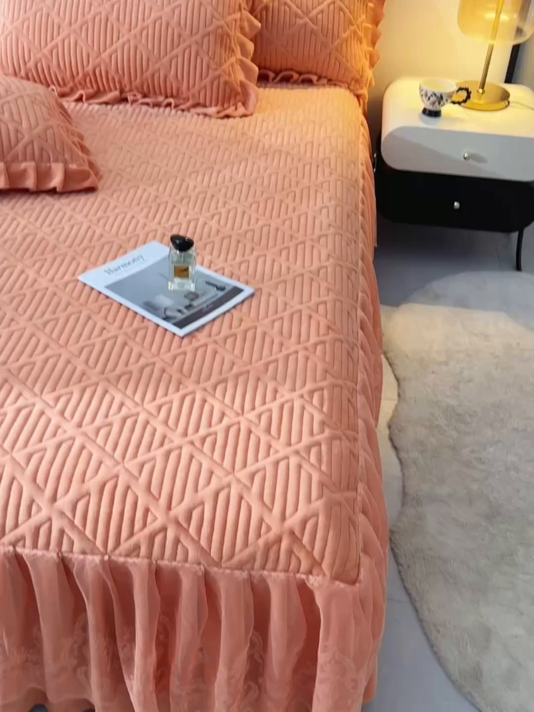 91家纺网 家纺一手货源 找家纺 优家居 2025新品240克高克重牛奶绒韩版牛奶绒夹棉床裙三件套冬季直播爆款 东方韵-橙色