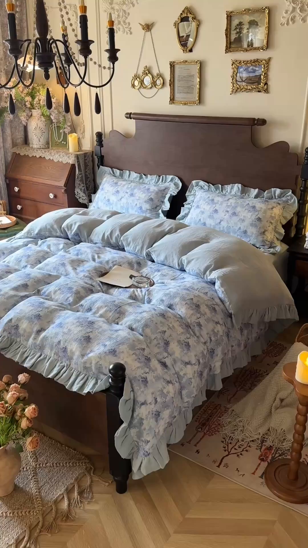 91家纺网 家纺一手货源 找家纺 （总）多乐娜 2025新款法式纯棉双层纱皱皱纱花边款新疆长绒棉双层纱绉纱数码印花四件套-暮雨烟场景二【（会员-20）控价298/318起（券后！！）务必控价谢谢配合】