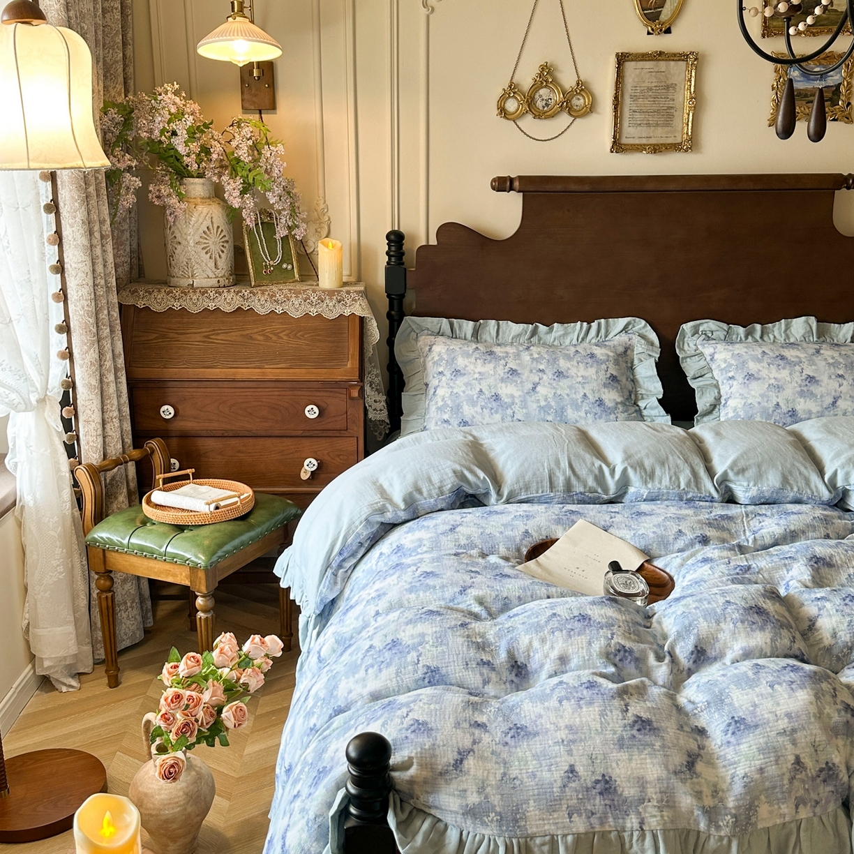 91家纺网 家纺一手货源 找家纺 （总）多乐娜 2025新款法式纯棉双层纱皱皱纱花边款新疆长绒棉双层纱绉纱数码印花四件套-暮雨烟场景二【（会员-20）控价298/318起（券后！！）务必控价谢谢配合】