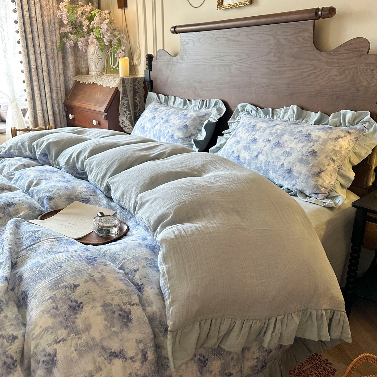 91家纺网 家纺一手货源 找家纺 （总）多乐娜 2025新款法式纯棉双层纱皱皱纱花边款新疆长绒棉双层纱绉纱数码印花四件套-暮雨烟场景二【（会员-20）控价298/318起（券后！！）务必控价谢谢配合】