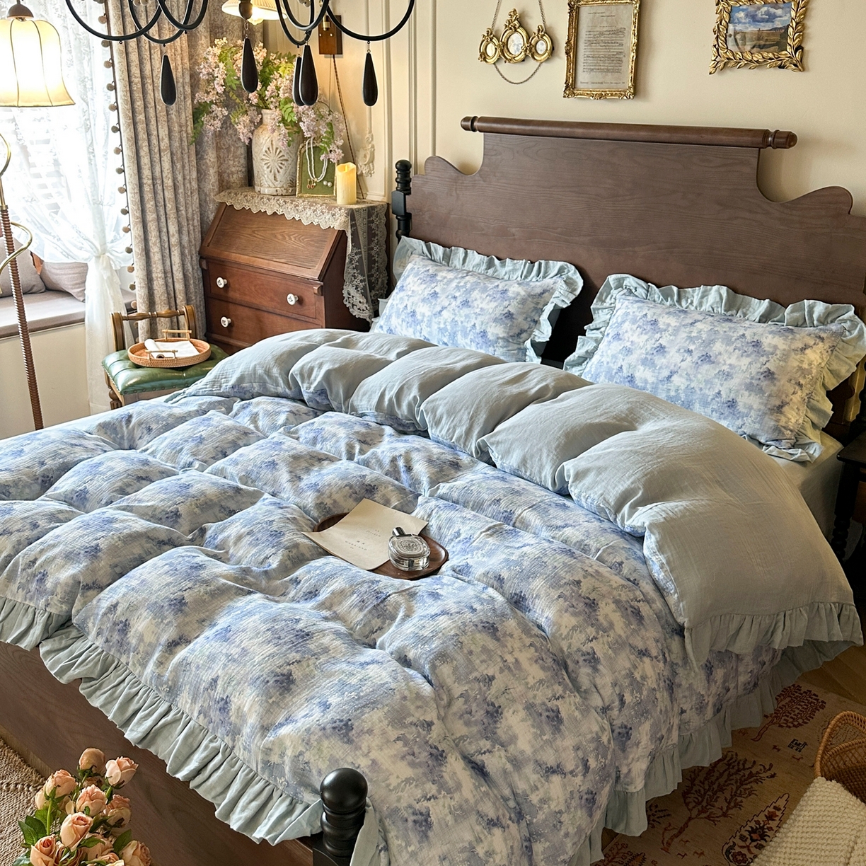 91家纺网 家纺一手货源 找家纺 （总）多乐娜 2025新款法式纯棉双层纱皱皱纱花边款新疆长绒棉双层纱绉纱数码印花四件套-暮雨烟场景二【（会员-20）控价298/318起（券后！！）务必控价谢谢配合】