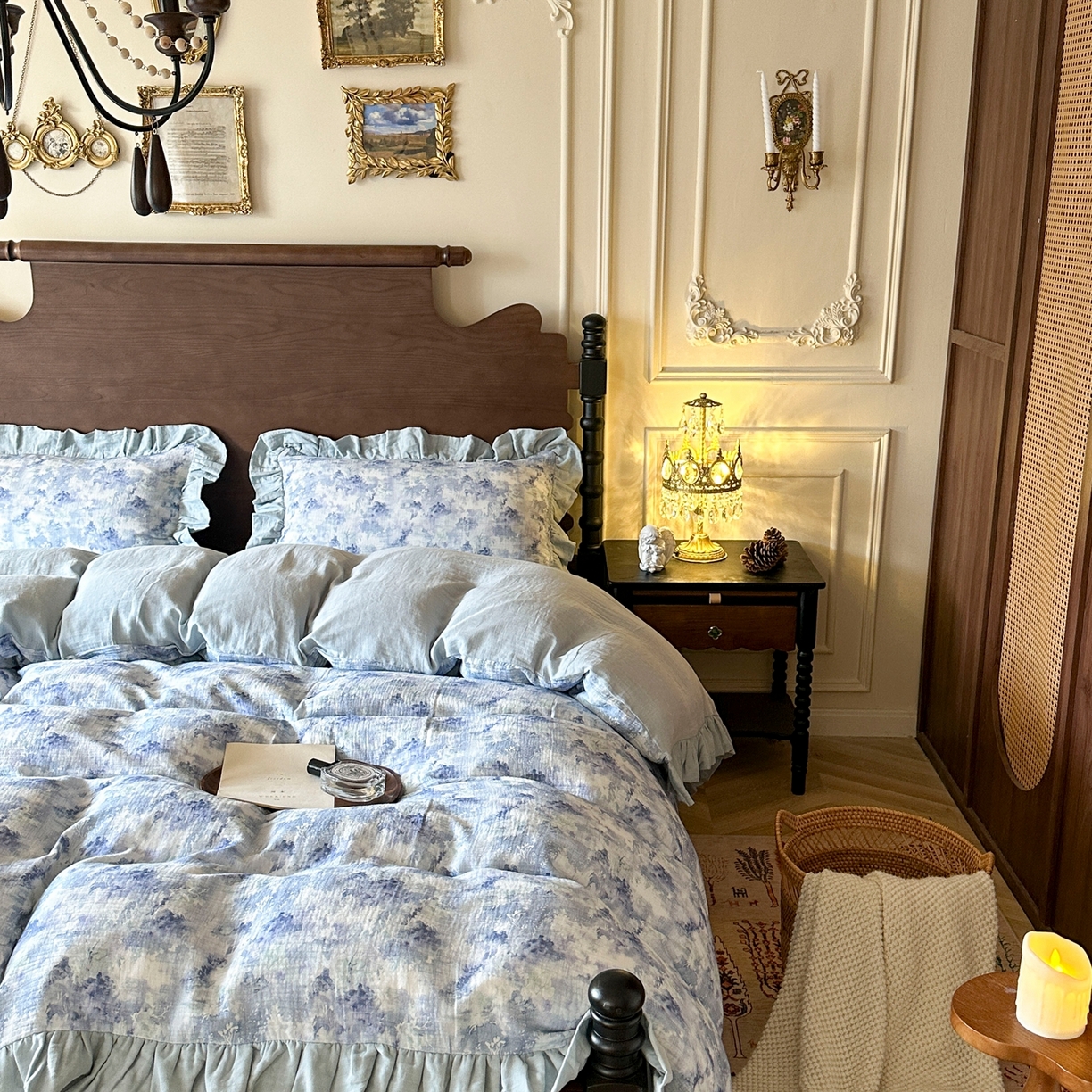 91家纺网 家纺一手货源 找家纺 （总）多乐娜 2025新款法式纯棉双层纱皱皱纱花边款新疆长绒棉双层纱绉纱数码印花四件套-暮雨烟场景二【（会员-20）控价298/318起（券后！！）务必控价谢谢配合】