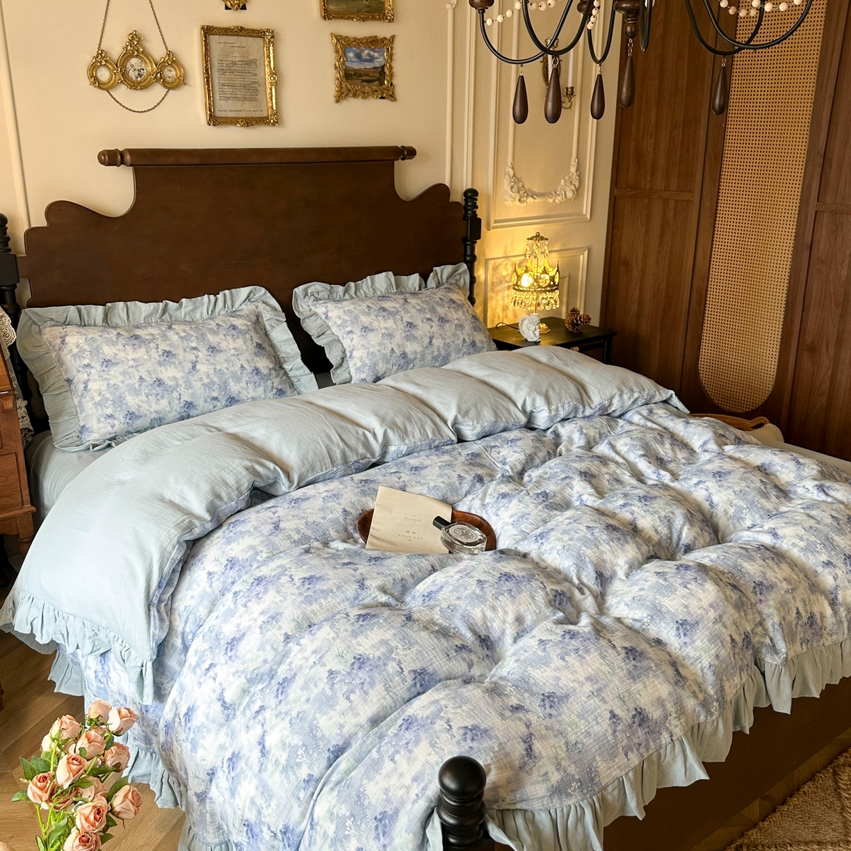 91家纺网 家纺一手货源 找家纺 （总）多乐娜 2025新款法式纯棉双层纱皱皱纱花边款新疆长绒棉双层纱绉纱数码印花四件套-暮雨烟场景二【（会员-20）控价298/318起（券后！！）务必控价谢谢配合】