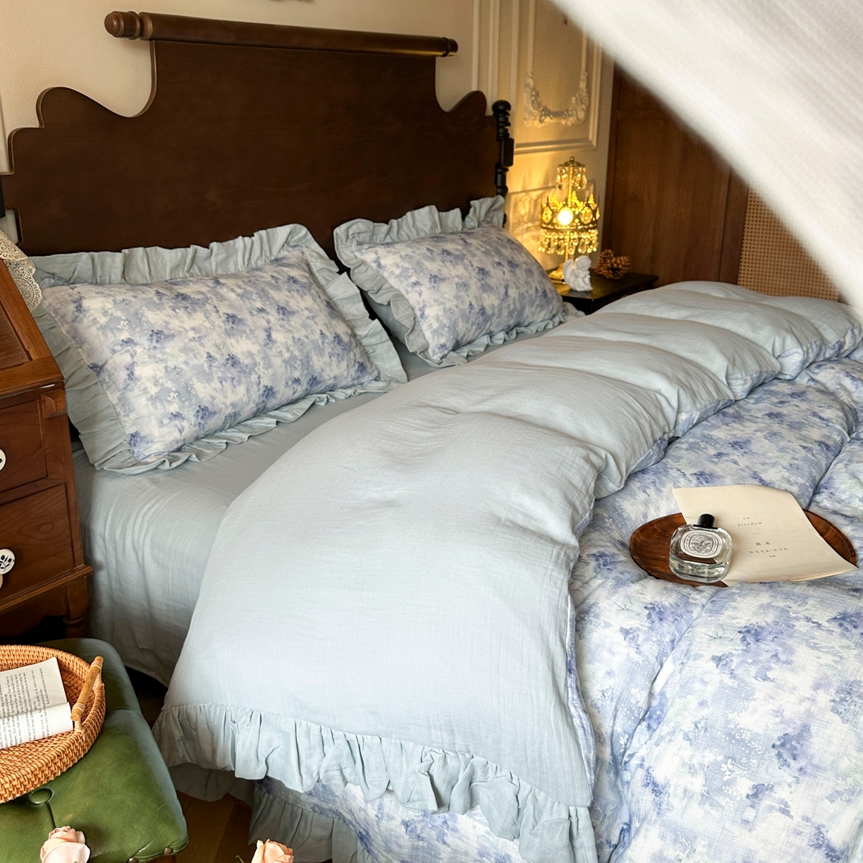 91家纺网 家纺一手货源 找家纺 （总）多乐娜 2025新款法式纯棉双层纱皱皱纱花边款新疆长绒棉双层纱绉纱数码印花四件套-暮雨烟场景二【（会员-20）控价298/318起（券后！！）务必控价谢谢配合】