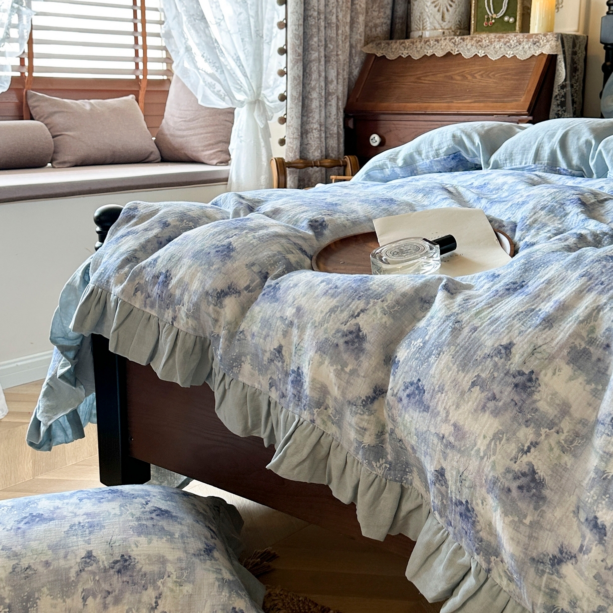 91家纺网 家纺一手货源 找家纺 （总）多乐娜 2025新款法式纯棉双层纱皱皱纱花边款新疆长绒棉双层纱绉纱数码印花四件套-暮雨烟场景二【（会员-20）控价298/318起（券后！！）务必控价谢谢配合】