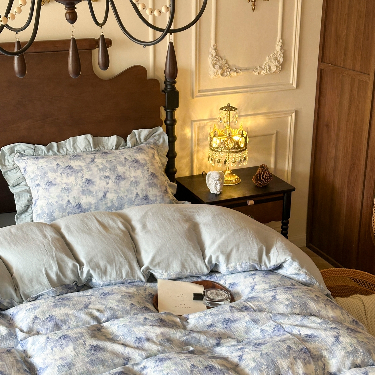 91家纺网 家纺一手货源 找家纺 （总）多乐娜 2025新款法式纯棉双层纱皱皱纱花边款新疆长绒棉双层纱绉纱数码印花四件套-暮雨烟场景二【（会员-20）控价298/318起（券后！！）务必控价谢谢配合】