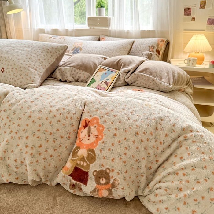 91家纺网 家纺一手货源 找家纺 卡罗兰 2025新款200克牛奶绒小清新印花四件套 亲子熊