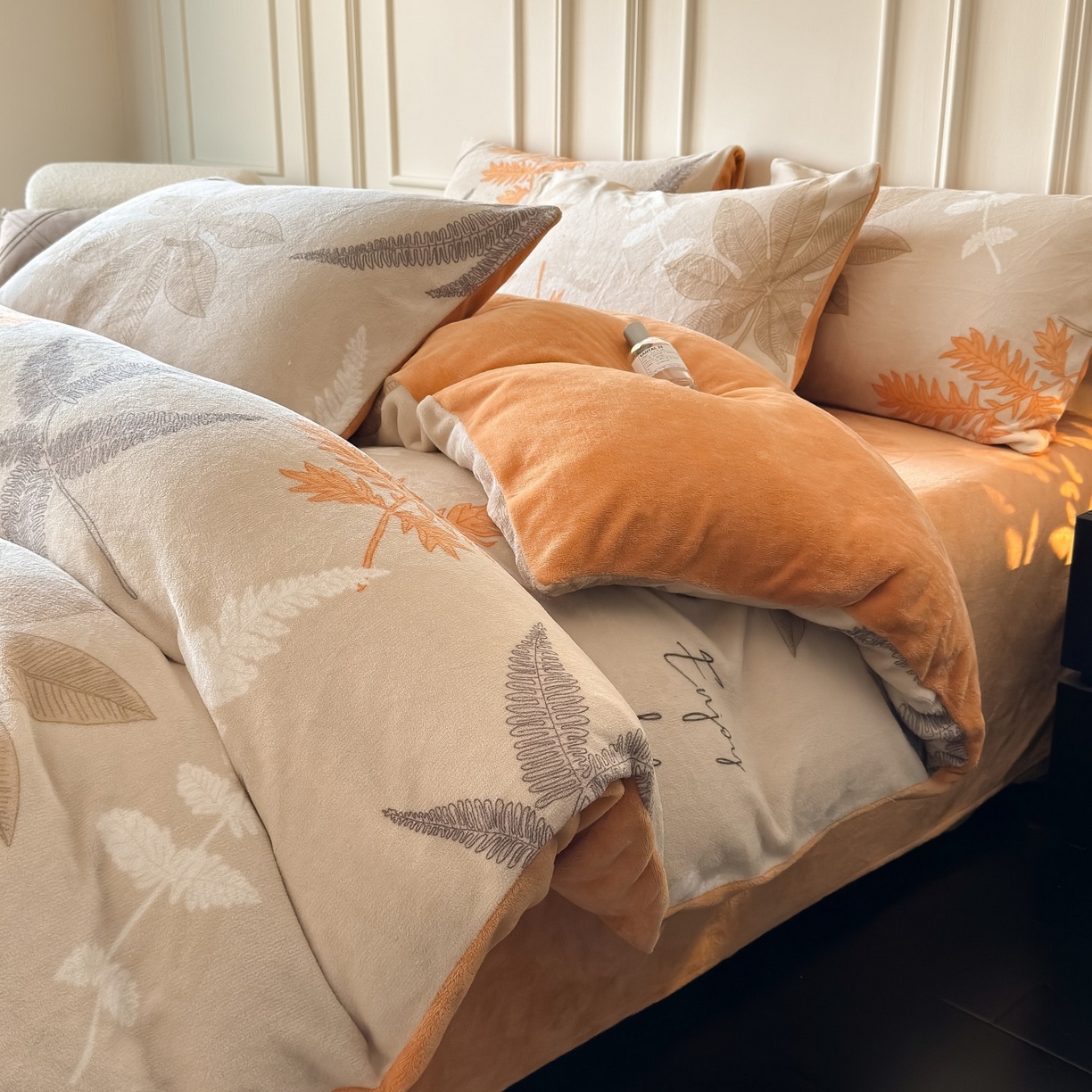 91家纺网 家纺一手货源 找家纺 卡罗兰 2025新款200克牛奶绒小清新印花四件套 知秋