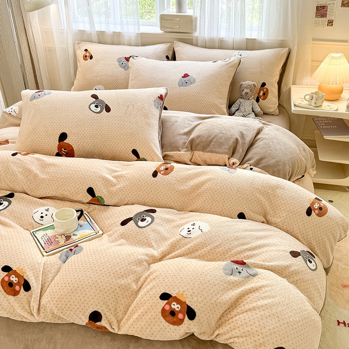 91家纺网 家纺一手货源 找家纺 卡罗兰 2025新款200克牛奶绒小清新印花四件套 可爱汪