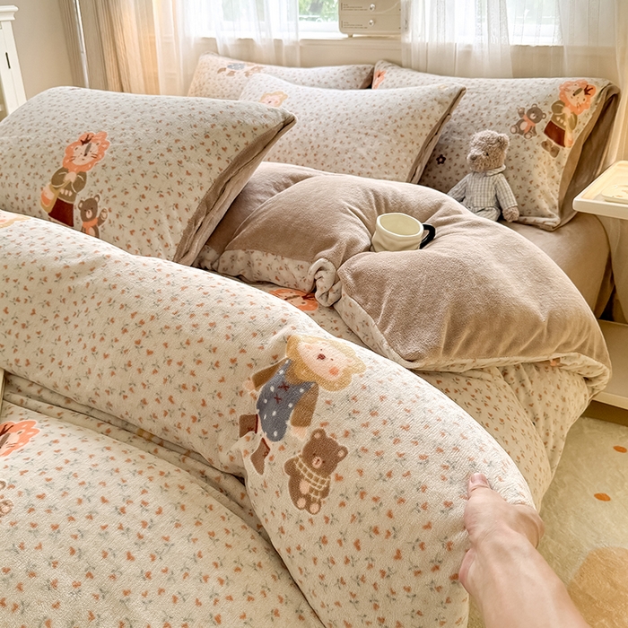 91家纺网 家纺一手货源 找家纺 卡罗兰 2025新款200克牛奶绒小清新印花四件套 亲子熊