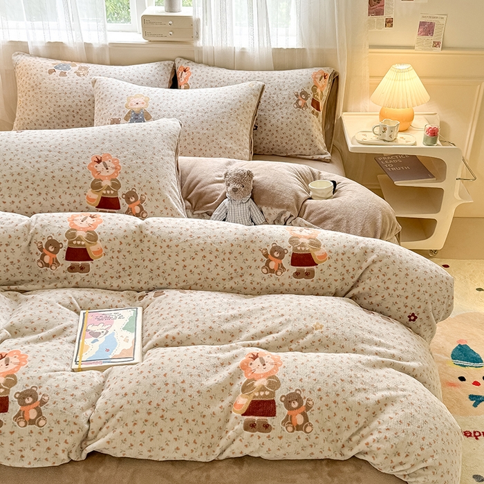 91家纺网 家纺一手货源 找家纺 卡罗兰 2025新款200克牛奶绒小清新印花四件套 亲子熊