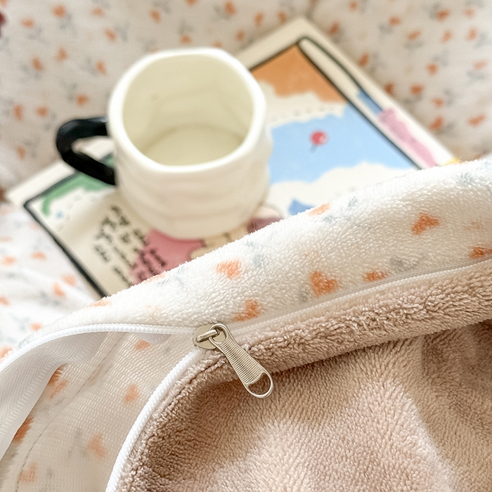 91家纺网 家纺一手货源 找家纺 卡罗兰 2025新款200克牛奶绒小清新印花四件套 亲子熊