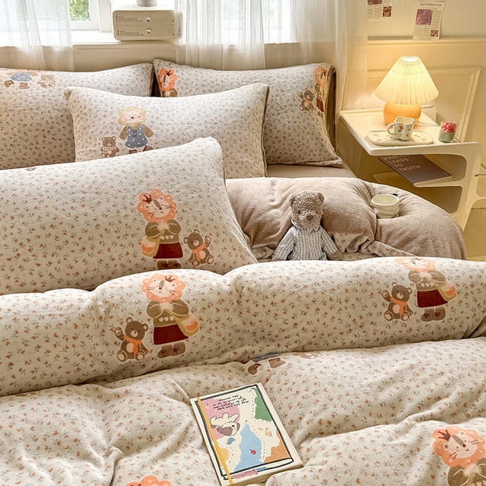 91家纺网 家纺一手货源 找家纺 卡罗兰 2025新款200克牛奶绒小清新印花四件套 亲子熊