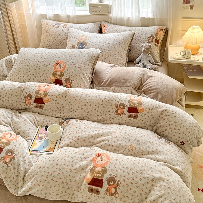 91家纺网 家纺一手货源 找家纺 卡罗兰 2025新款200克牛奶绒小清新印花四件套 亲子熊