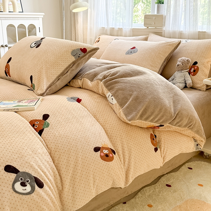 91家纺网 家纺一手货源 找家纺 卡罗兰 2025新款200克牛奶绒小清新印花四件套 可爱汪