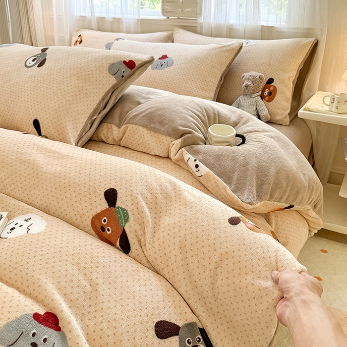 91家纺网 家纺一手货源 找家纺 卡罗兰 2025新款200克牛奶绒小清新印花四件套 可爱汪