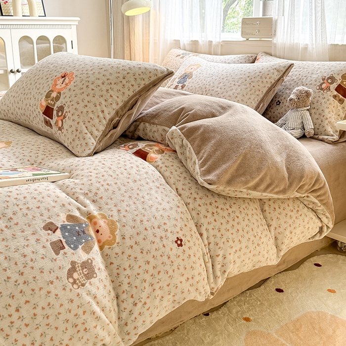 91家纺网 家纺一手货源 找家纺 卡罗兰 2025新款200克牛奶绒小清新印花四件套 亲子熊