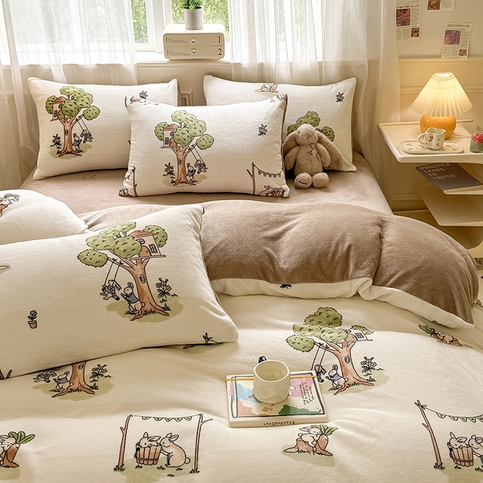 91家纺网 家纺一手货源 找家纺 卡罗兰 2025新款200克牛奶绒小清新印花四件套 花园兔