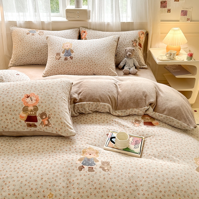 91家纺网 家纺一手货源 找家纺 卡罗兰 2025新款200克牛奶绒小清新印花四件套 亲子熊