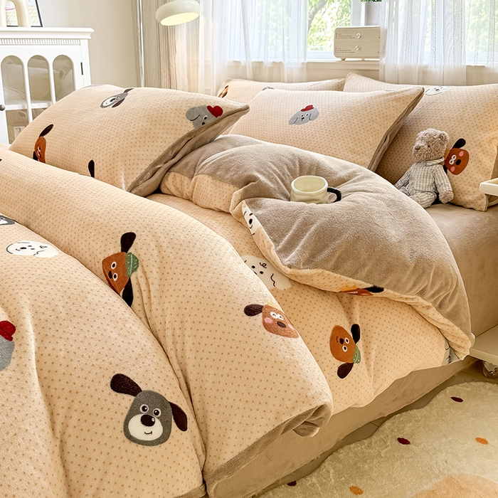 91家纺网 家纺一手货源 找家纺 卡罗兰 2025新款200克牛奶绒小清新印花四件套 可爱汪