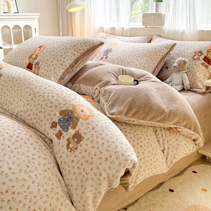 91家纺网 家纺一手货源 找家纺 卡罗兰 2025新款200克牛奶绒小清新印花四件套 亲子熊