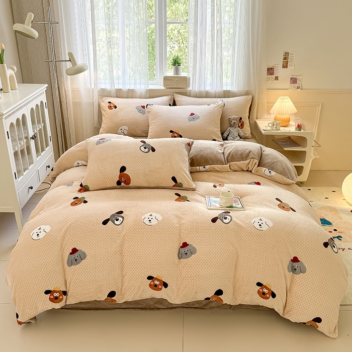 91家纺网 家纺一手货源 找家纺 卡罗兰 2025新款200克牛奶绒小清新印花四件套 可爱汪