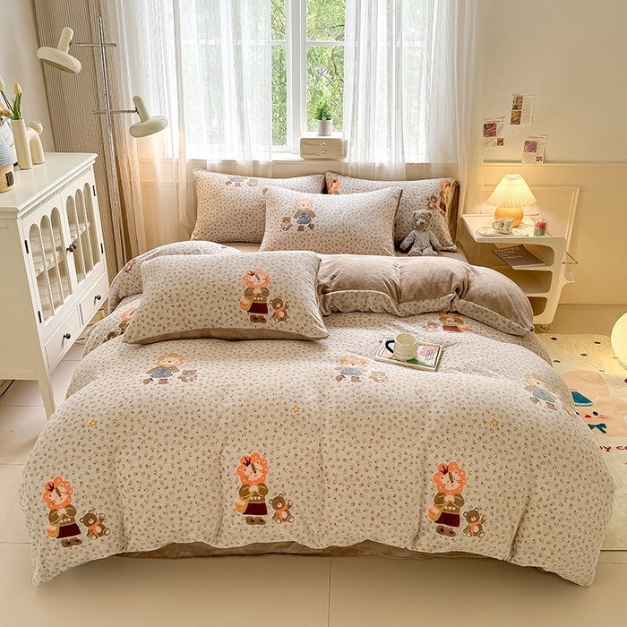 91家纺网 家纺一手货源 找家纺 卡罗兰 2025新款200克牛奶绒小清新印花四件套 亲子熊