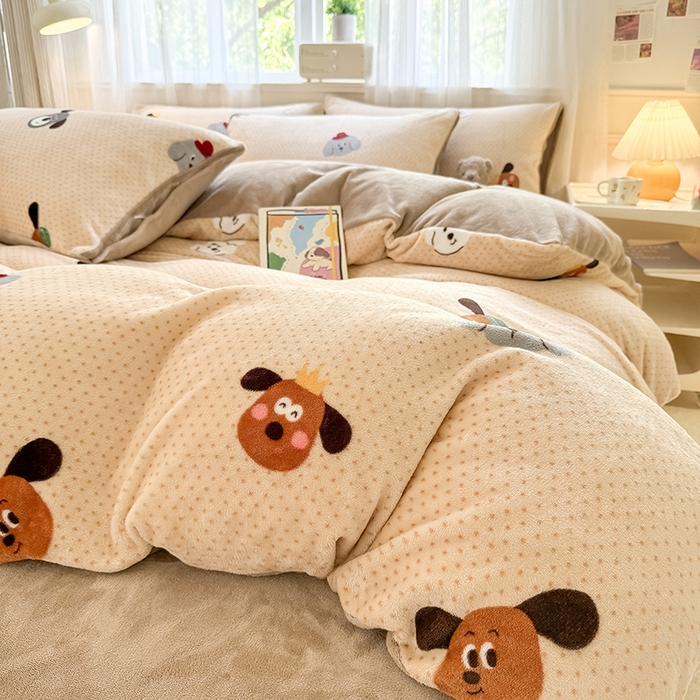 91家纺网 家纺一手货源 找家纺 卡罗兰 2025新款200克牛奶绒小清新印花四件套 可爱汪