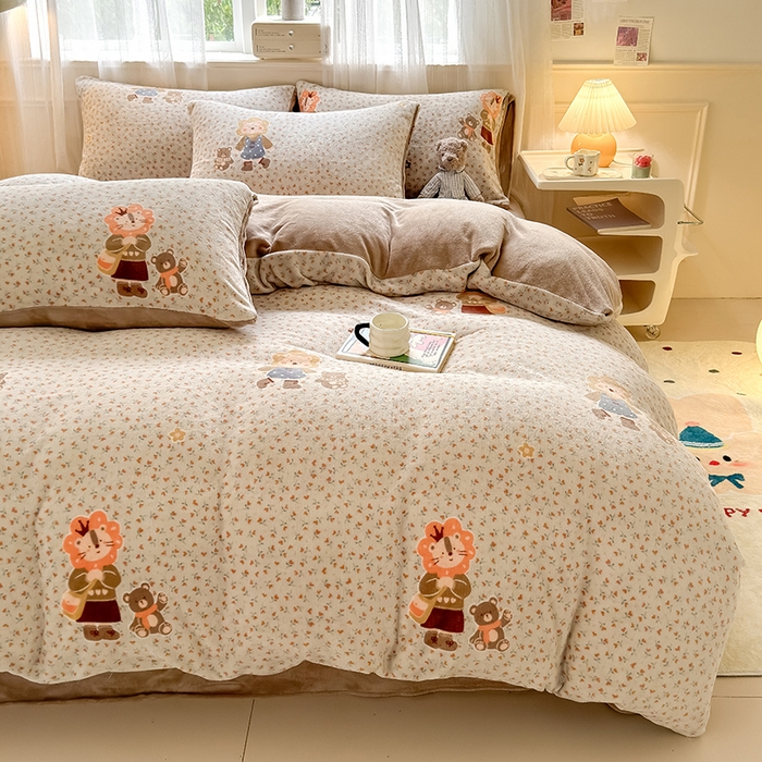 91家纺网 家纺一手货源 找家纺 卡罗兰 2025新款200克牛奶绒小清新印花四件套 亲子熊