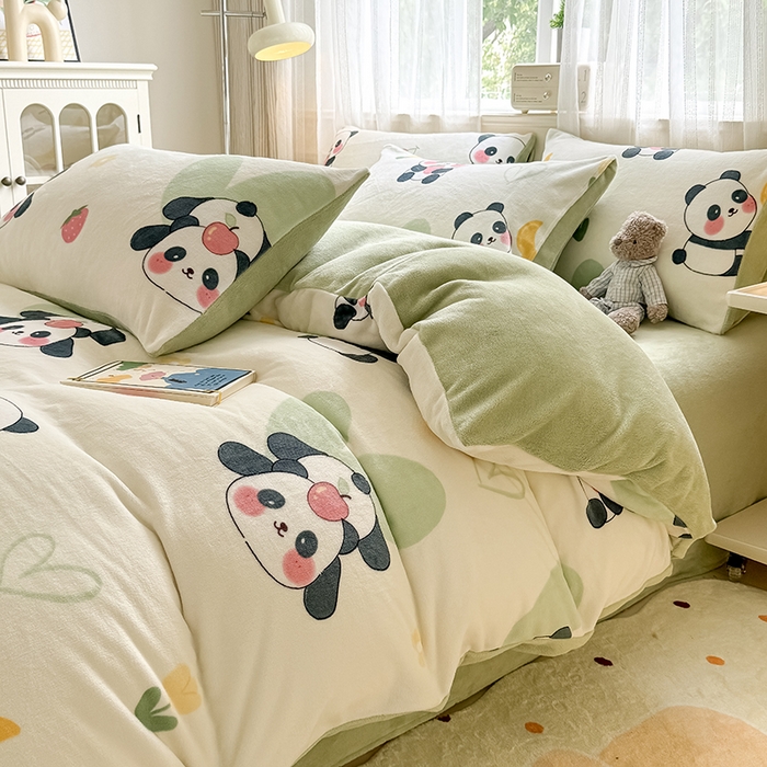 91家纺网 家纺一手货源 找家纺 卡罗兰 2025新款200克牛奶绒小清新印花四件套 小熊猫