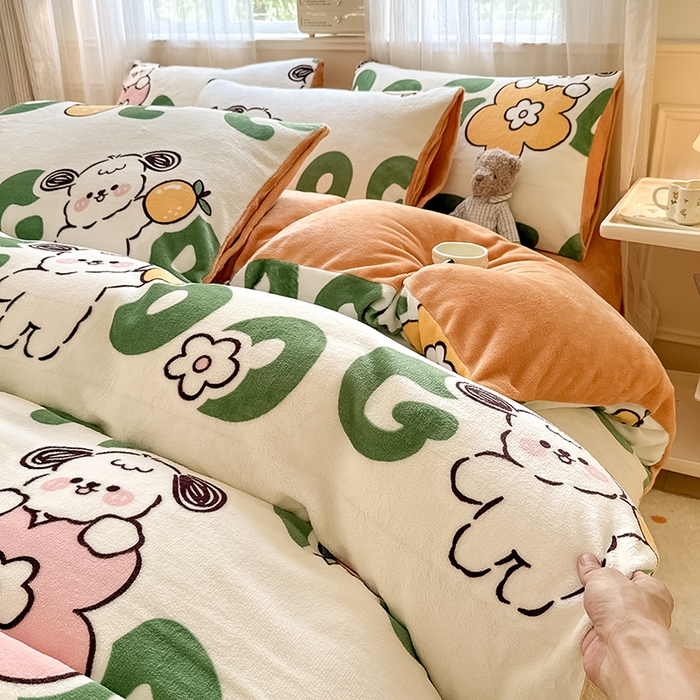 91家纺网 家纺一手货源 找家纺 卡罗兰 2025新款200克牛奶绒小清新印花四件套 字母狗