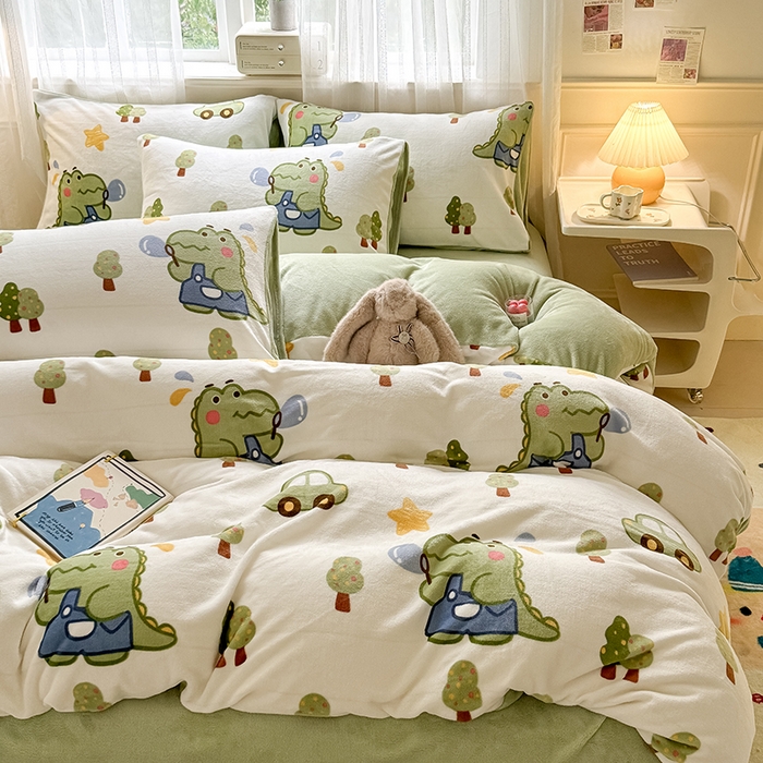 91家纺网 家纺一手货源 找家纺 卡罗兰 2025新款200克牛奶绒小清新印花四件套 小恐龙