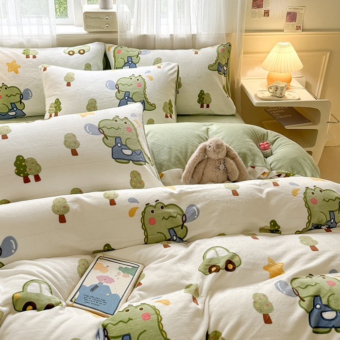 91家纺网 家纺一手货源 找家纺 卡罗兰 2025新款200克牛奶绒小清新印花四件套 小恐龙