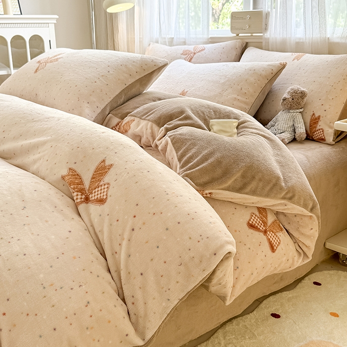 91家纺网 家纺一手货源 找家纺 卡罗兰 2025新款200克牛奶绒小清新印花四件套 蝴蝶结