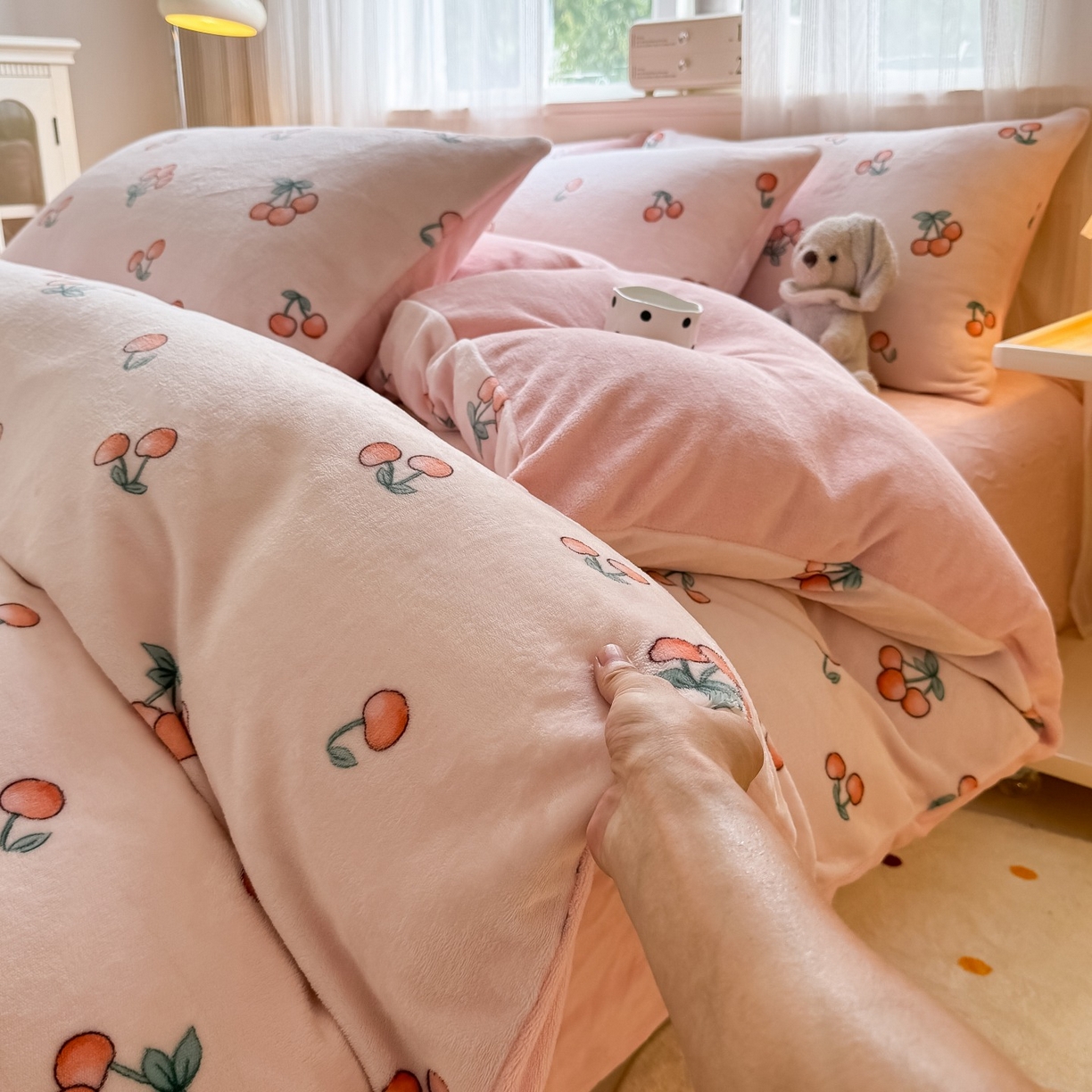 91家纺网 家纺一手货源 找家纺 卡罗兰 2025新款200克牛奶绒小清新印花四件套 小樱桃