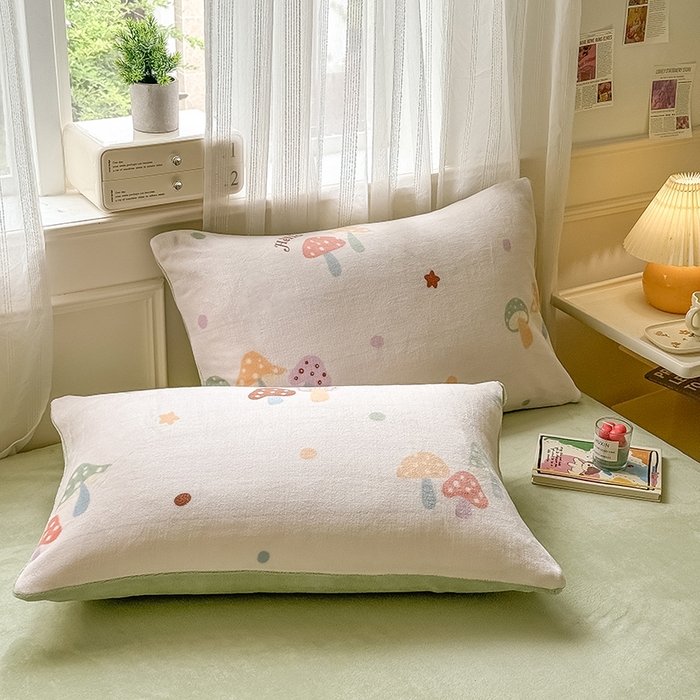 91家纺网 家纺一手货源 找家纺 卡罗兰 2025新款200克牛奶绒小清新印花四件套 蘑菇