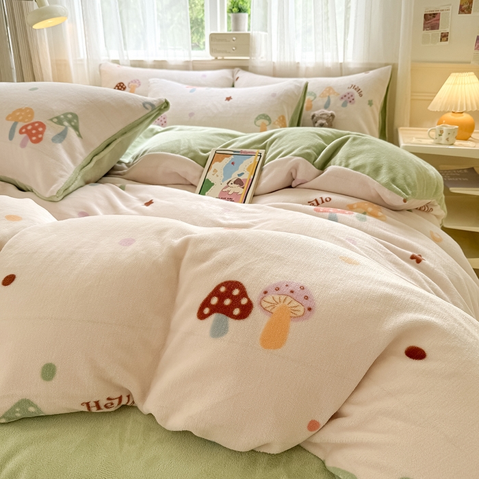 91家纺网 家纺一手货源 找家纺 卡罗兰 2025新款200克牛奶绒小清新印花四件套 蘑菇