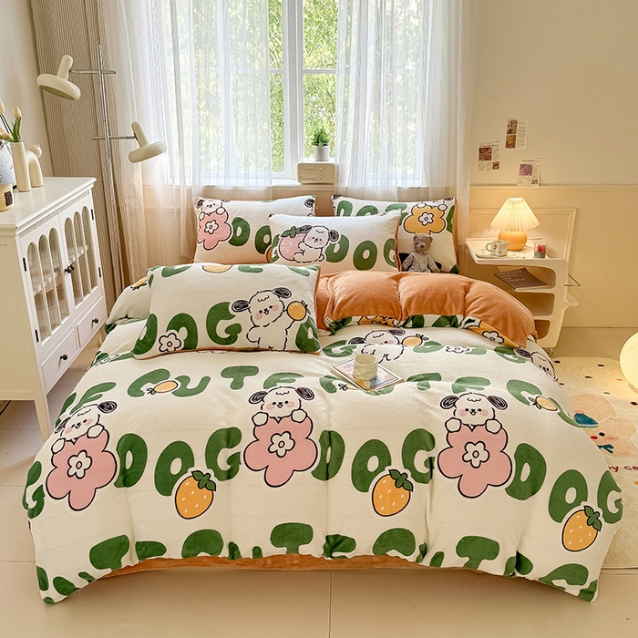 91家纺网 家纺一手货源 找家纺 卡罗兰 2025新款200克牛奶绒小清新印花四件套 字母狗