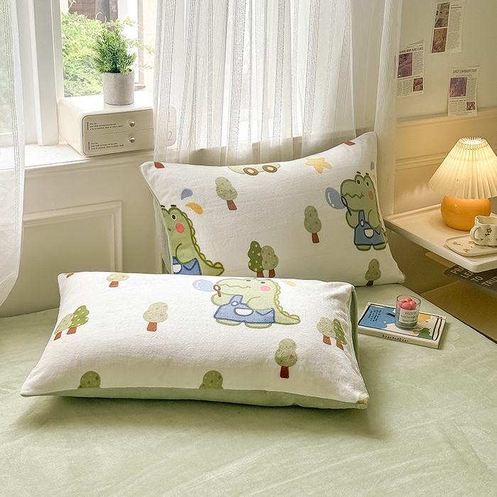 91家纺网 家纺一手货源 找家纺 卡罗兰 2025新款200克牛奶绒小清新印花四件套 小恐龙