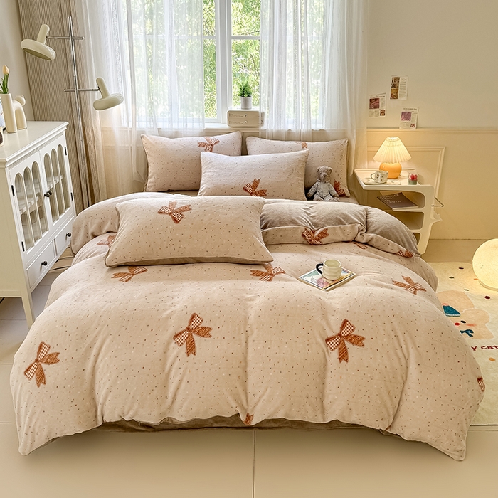 91家纺网 家纺一手货源 找家纺 卡罗兰 2025新款200克牛奶绒小清新印花四件套 蝴蝶结