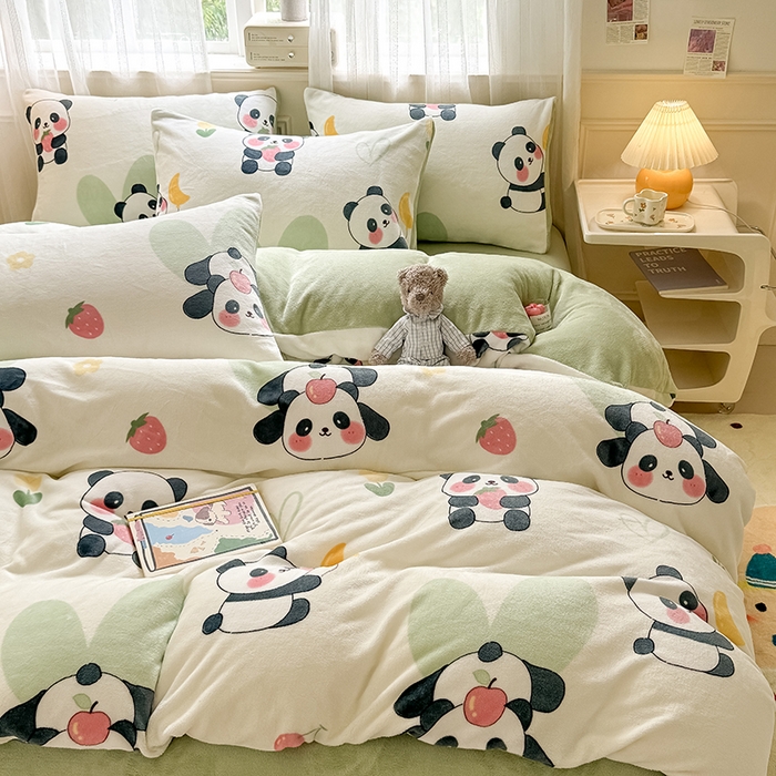 91家纺网 家纺一手货源 找家纺 卡罗兰 2025新款200克牛奶绒小清新印花四件套 小熊猫