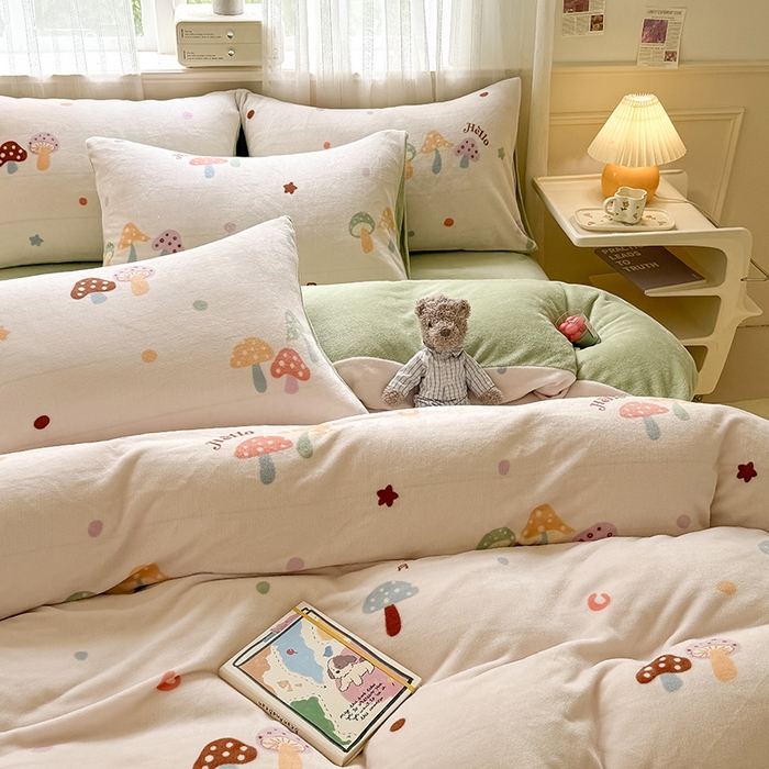 91家纺网 家纺一手货源 找家纺 卡罗兰 2025新款200克牛奶绒小清新印花四件套 蘑菇