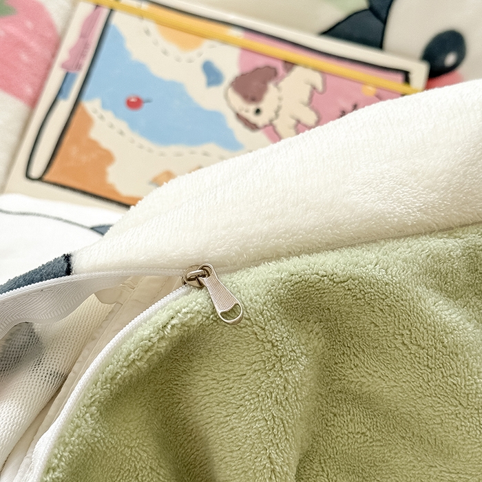 91家纺网 家纺一手货源 找家纺 卡罗兰 2025新款200克牛奶绒小清新印花四件套 小熊猫