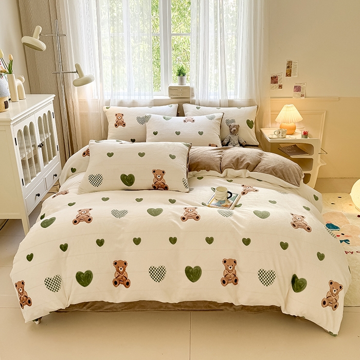 91家纺网 家纺一手货源 找家纺 卡罗兰 2025新款200克牛奶绒小清新印花四件套 爱心熊