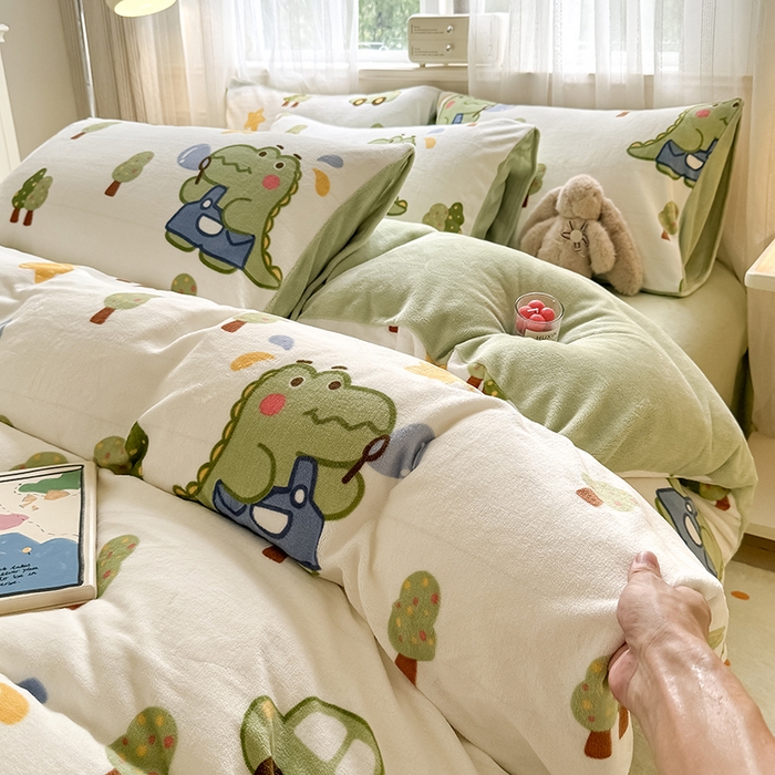 91家纺网 家纺一手货源 找家纺 卡罗兰 2025新款200克牛奶绒小清新印花四件套 小恐龙