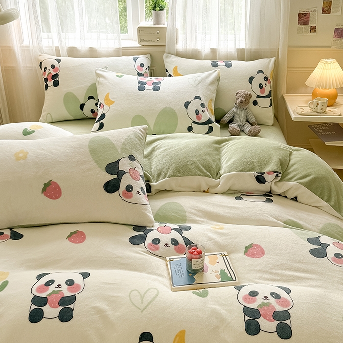 91家纺网 家纺一手货源 找家纺 卡罗兰 2025新款200克牛奶绒小清新印花四件套 小熊猫